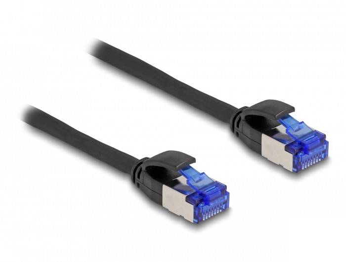 Czarny kabel Ethernet z dwoma niebieskimi złączami.