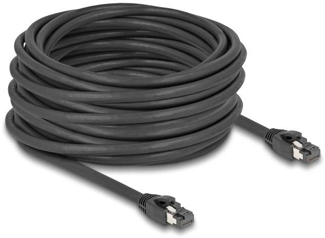 Długi, zwinięty kabel sieciowy Ethernet, czarny, z dwoma wtykami RJ45 na końcach, przeznaczony do połączeń sieciowych.