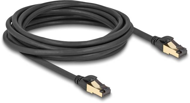 Czarny kabel sieciowy Ethernet z dwoma złączami RJ-45, po jednym na każdym końcu.