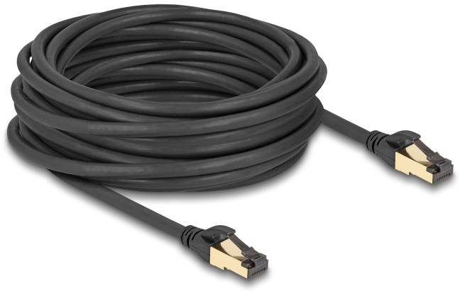 Czarny kabel Ethernet ze złoconymi wtykami, zwinięty i gotowy do podłączenia urządzeń sieciowych.