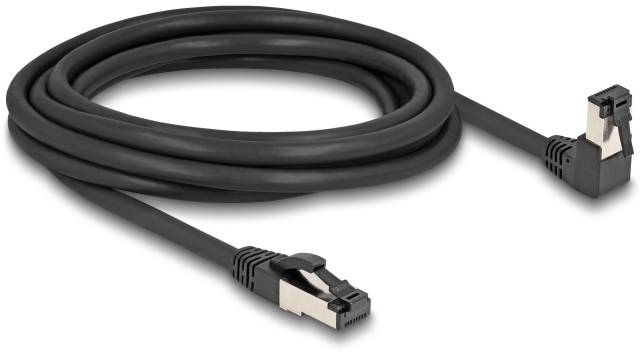 Czarny kabel sieciowy, zwinięty, z prostokątnymi wtykami RJ45 na obu końcach, odpowiedni do połączeń Ethernet.