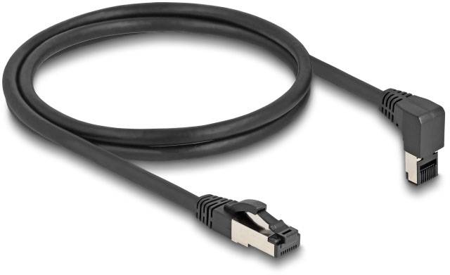 Czarny kabel sieciowy Ethernet z obustronnym złączem RJ45, jeden z końców zakończony pod kątem prostym. Idealny do przestrzeni o ograniczonej przestrzeni.