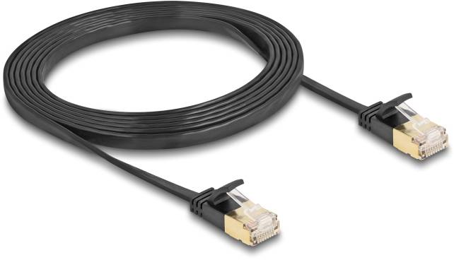 Czarny, płaski kabel Ethernet z wtykami RJ45 na obu końcach, odpowiedni do połączeń sieciowych.