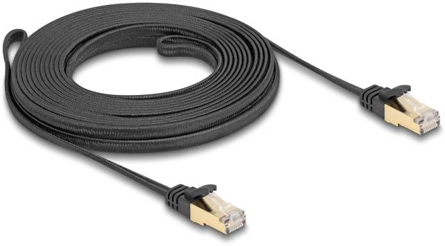 Czarny, płaski kabel Ethernet z dwoma wtyczkami RJ45 na końcach; odpowiedni do zastosowań sieciowych.