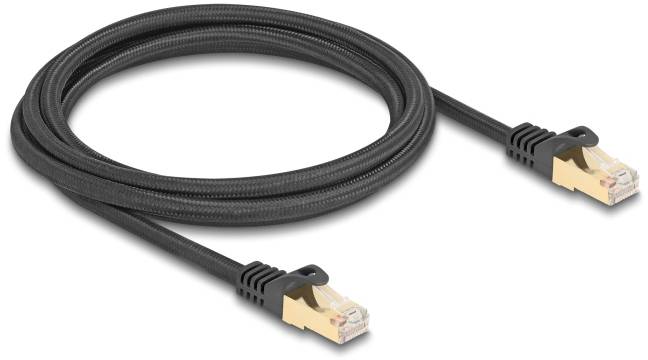 Czarny kabel sieciowy z złotymi wtykami RJ45 na obu końcach, odpowiedni do połączeń internetowych i sieci.