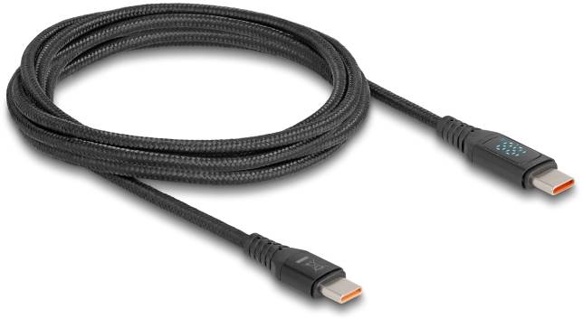 Czarny, pleciony kabel USB-C z pomarańczowymi końcówkami. Odpowiedni do szybkiego przesyłania danych i ładowania urządzeń.