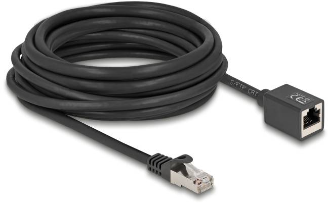 'Czarny kabel sieciowy zwinięty w rolkę; jeden koniec z wtyczką RJ45, drugi z gniazdem, widoczne oznaczenie CE.'