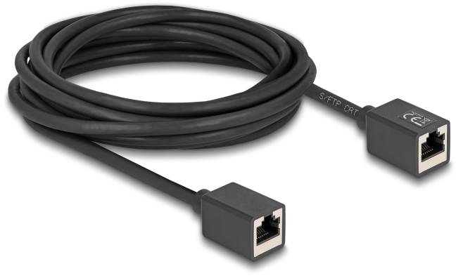 Czarny kabel Ethernet z dwoma wtyczkami RJ45, przeznaczony do sieci i połączeń internetowych.