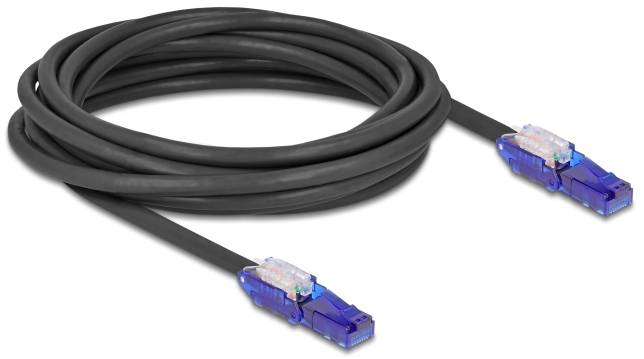 Czarny kabel Ethernet z niebieskimi wtykami na obu końcach, zwinięty i gotowy do podłączenia urządzeń sieciowych.