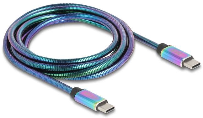 Pleciony kabel USB-C w tęczowych, opalizujących kolorach, zwinięty na płaskiej powierzchni.