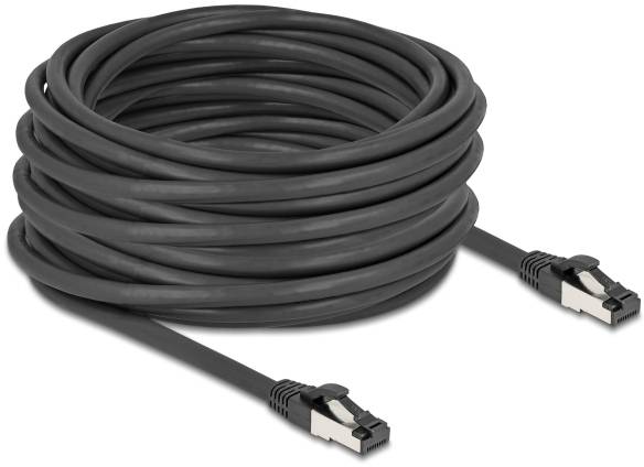 Długi, czarny kabel Ethernet z wtykami na obu końcach, odpowiedni do połączeń sieciowych.