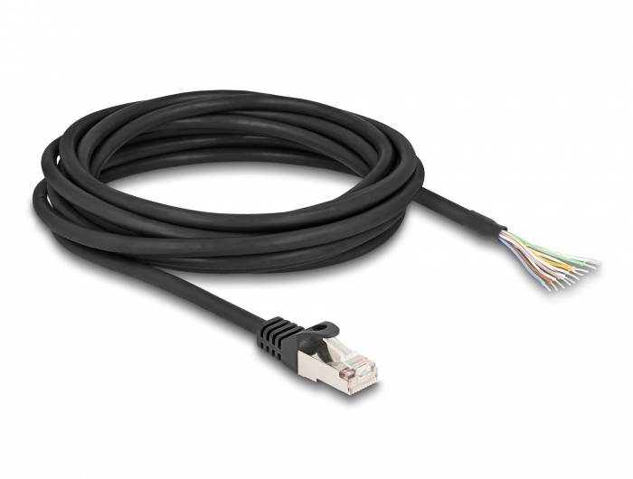 Czarny kabel Ethernet z wtykiem RJ45 po jednej stronie i odkrytymi ośmioma kolorowymi żyłami po drugiej stronie, zwinięty w rolkę.