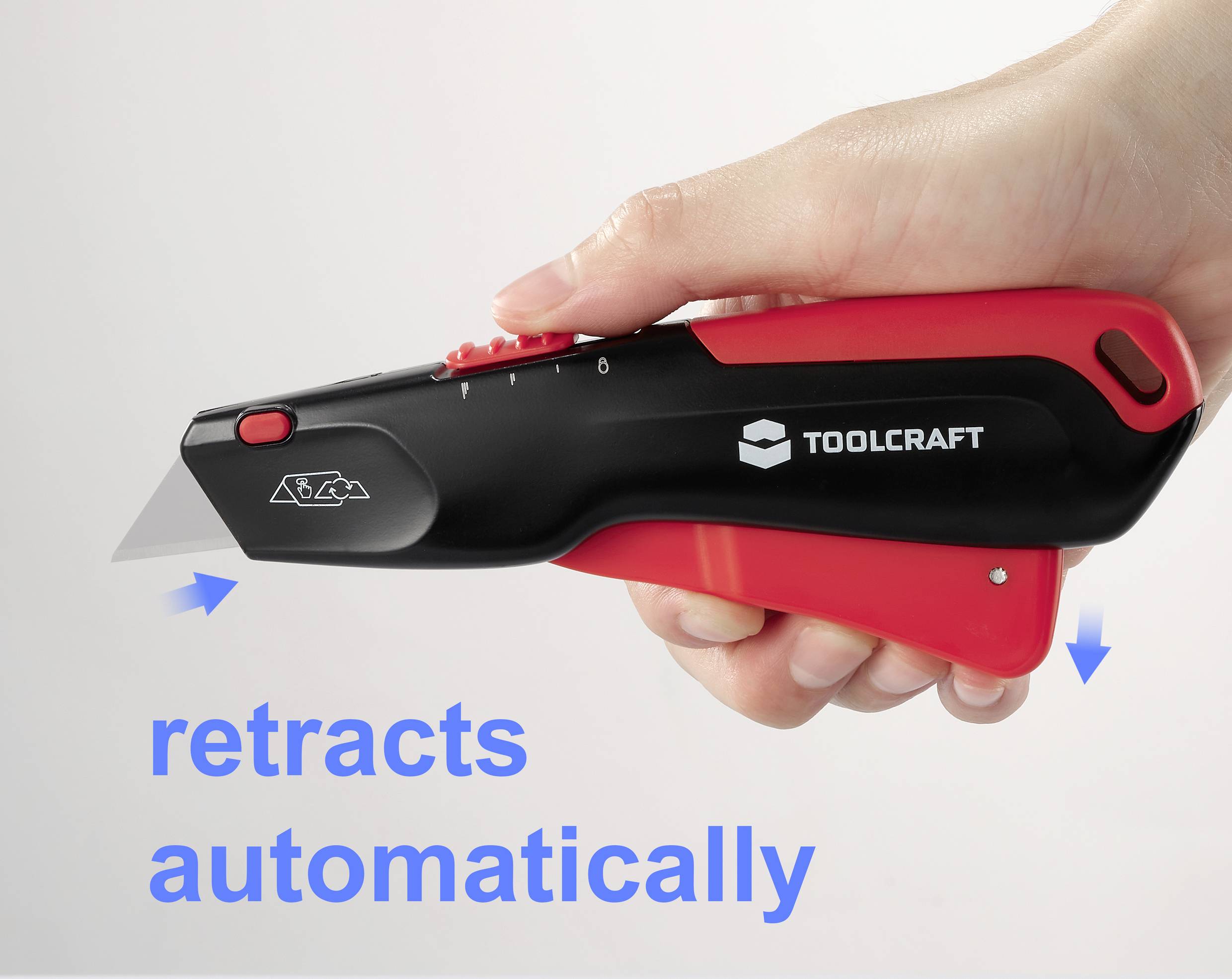 Jedna ręka trzyma nóż bezpieczny marki Toolcraft. Na zdjęciu widnieje napis 'automatycznie chowa się', co oznacza, że ostrze jest automatycznie cofane.