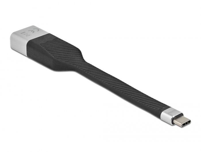 Krótki, płaski kabel USB-C z czarnym, żłobionym wzorem i srebrnymi końcówkami, odpowiedni do ładowania przenośnych urządzeń.