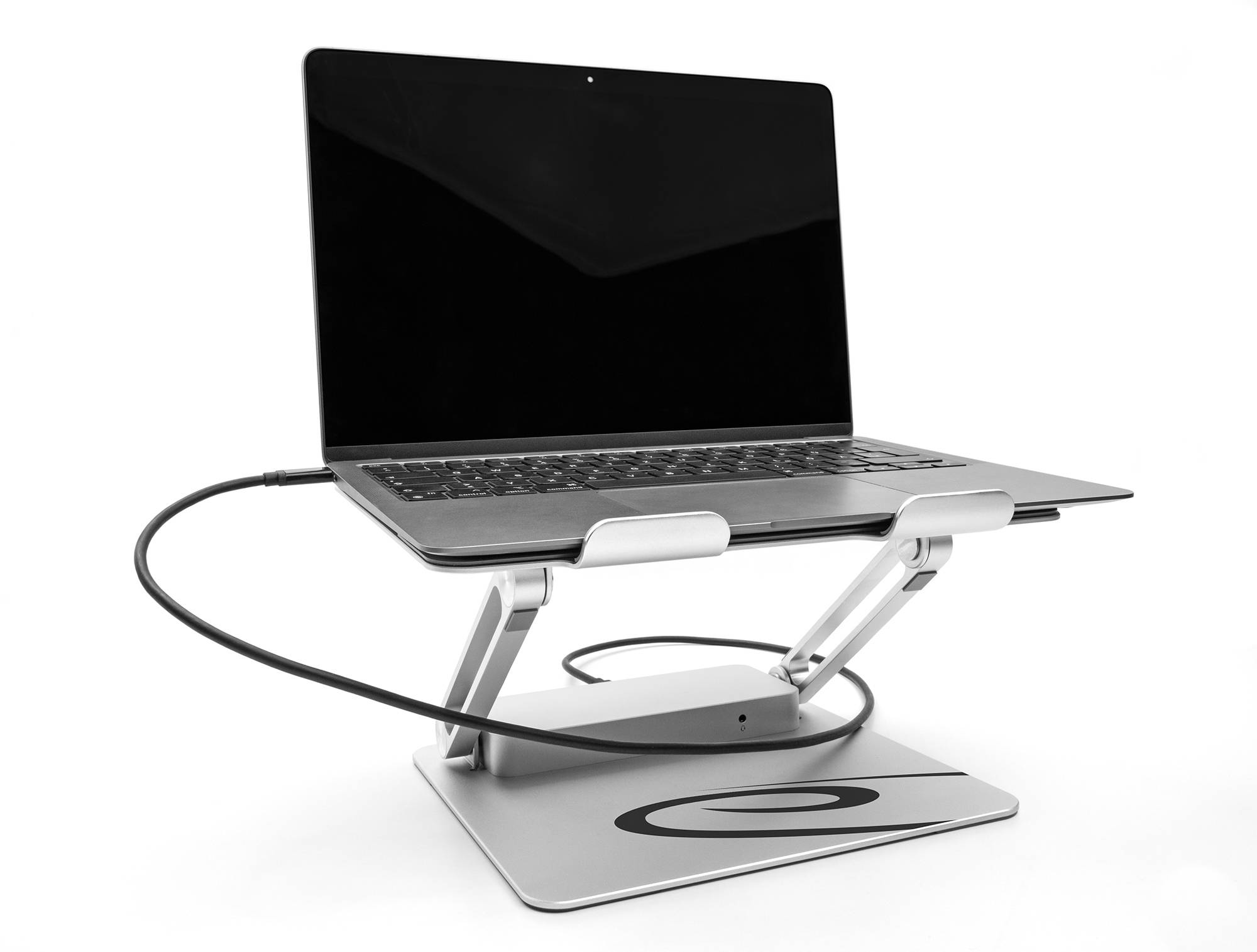 Laptop stoi na regulowanym w pionie aluminiowym stojaku. Przewód jest podłączony, aby zasilić laptop prądem lub przesyłać dane.