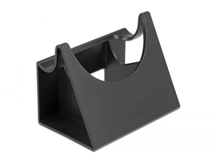 Czarny, mający kształt piramidy uchwyt z tworzywa sztucznego z wycięciami po bokach, przeznaczony do przechowywania przedmiotów takich jak butelki.