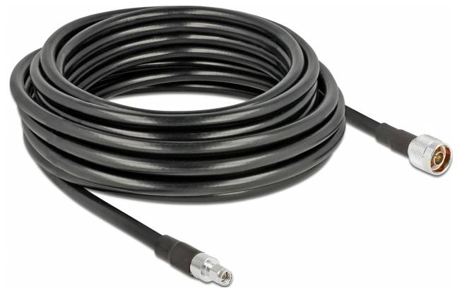 Czarny kabel koncentryczny jest zwinięty. Widoczne są dwa różne złącza: po lewej stronie mniejsza wtyczka, po prawej stronie większa.