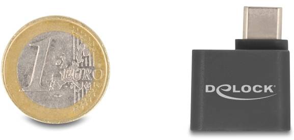 Moneta o wartości 1 euro obok adaptera USB-C firmy Delock.