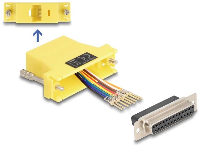 'Żółta obudowa adaptera z odkrytymi stykami elektrycznymi jest podłączana do wtyczki. Złącze RJ45 jest widoczne od dołu.'