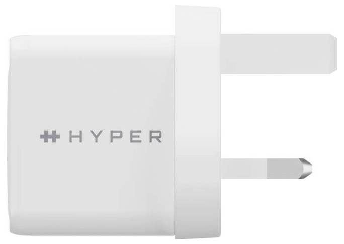 Biała ścienna wtyczka z dwoma metalowymi bolcami, widziana z boku. Po stronie widnieje szary napis 'HYPER'.
