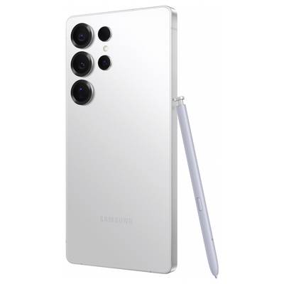 Srebrny smartfon z trzema obiektywami aparatu z tyłu i rysikiem obok, sfotografowany od tyłu.