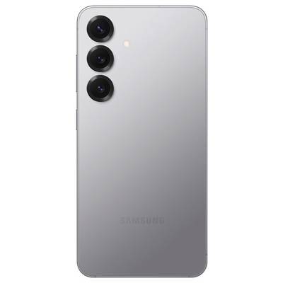 Srebrny smartfon widziany od tyłu z trzema obiektywami kamerek ustawionymi pionowo oraz lampą błyskową na tylnej obudowie.