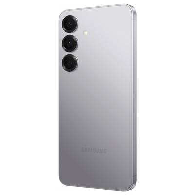Nowoczesny smartfon w kolorze srebrnym z trzema obiektywami aparatu i lampą LED na tylnej części obudowy.