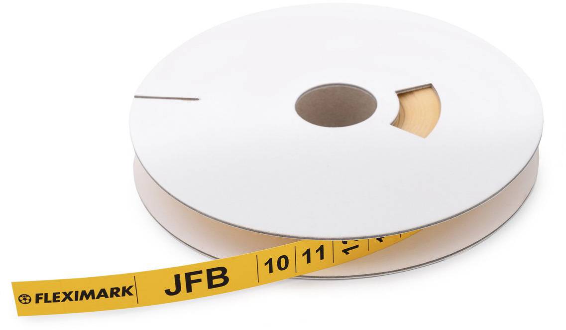 Duża biała szpula rozwijająca z żółtą elastyczną taśmą etykietową. Na taśmie widnieje napis 'FLEXIMARK JFB 10 11 P1 C4'.