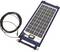 Przenośna ładowarka solarna z prostokątnym panelem słonecznym i przewodem do podłączenia urządzeń elektronicznych. Idealna do ładowania w ruchu.