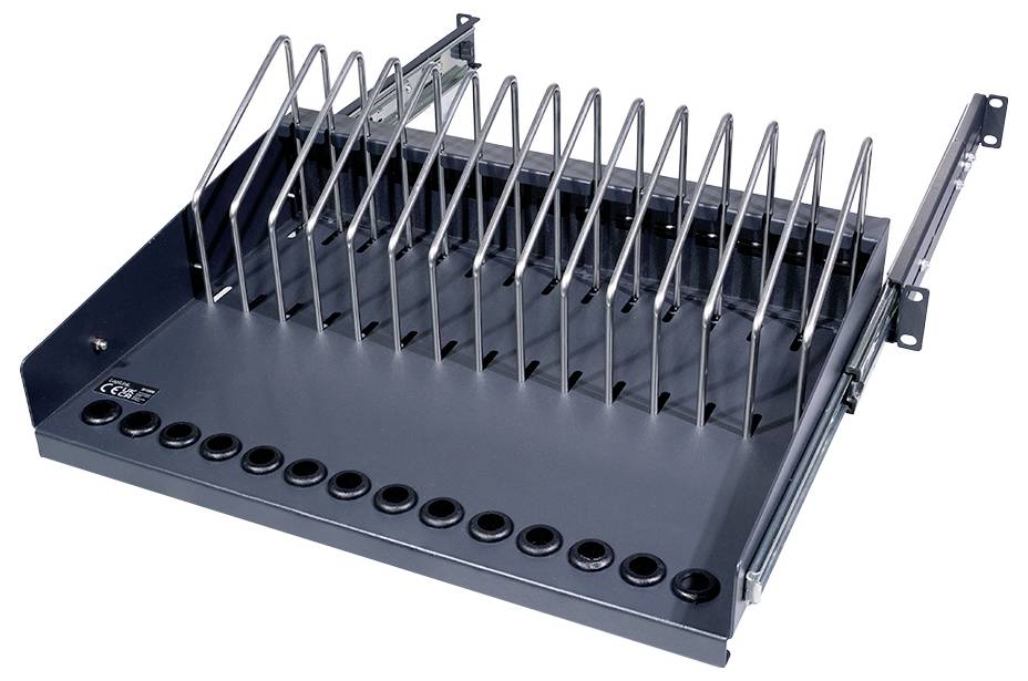 Regał metalowy z poprzecznymi półkami do przechowywania, z dwunastoma okrągłymi otworami z przodu, zamontowany na szynach. Odpowiedni do przechowywania sprzętu lub segregatorów.