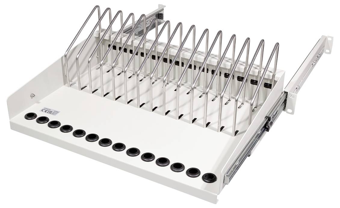 Biała półka z metalowymi uchwytami i czarnymi przepustami kablowymi, idealna do systematycznego rozmieszczania kabli lub urządzeń.