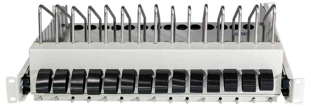 Panel zarządzania włóknami z wieloma gniazdami i kablami przyłączeniowymi w urządzeniu sieciowym.