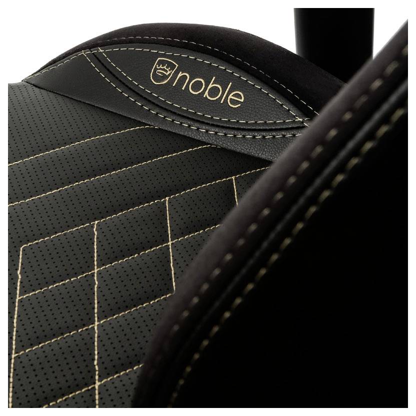 Fragment zdjęcia przedstawia tylną część czarnego fotela biurowego ze złotymi przeszyciami oraz logo 'noble' na zagłówku.