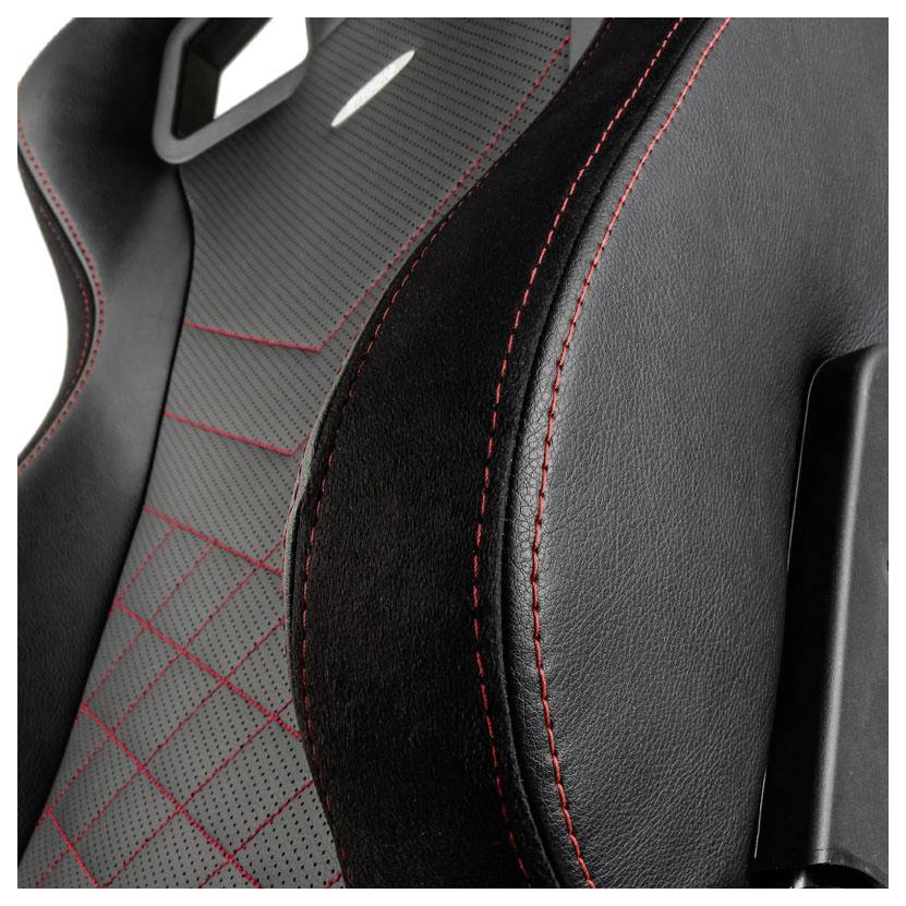 Czarny fotel wyścigowy z czerwonymi szwami i geometrycznymi wzorami na siedzeniu. Widoczny jest wycinek górnej części.