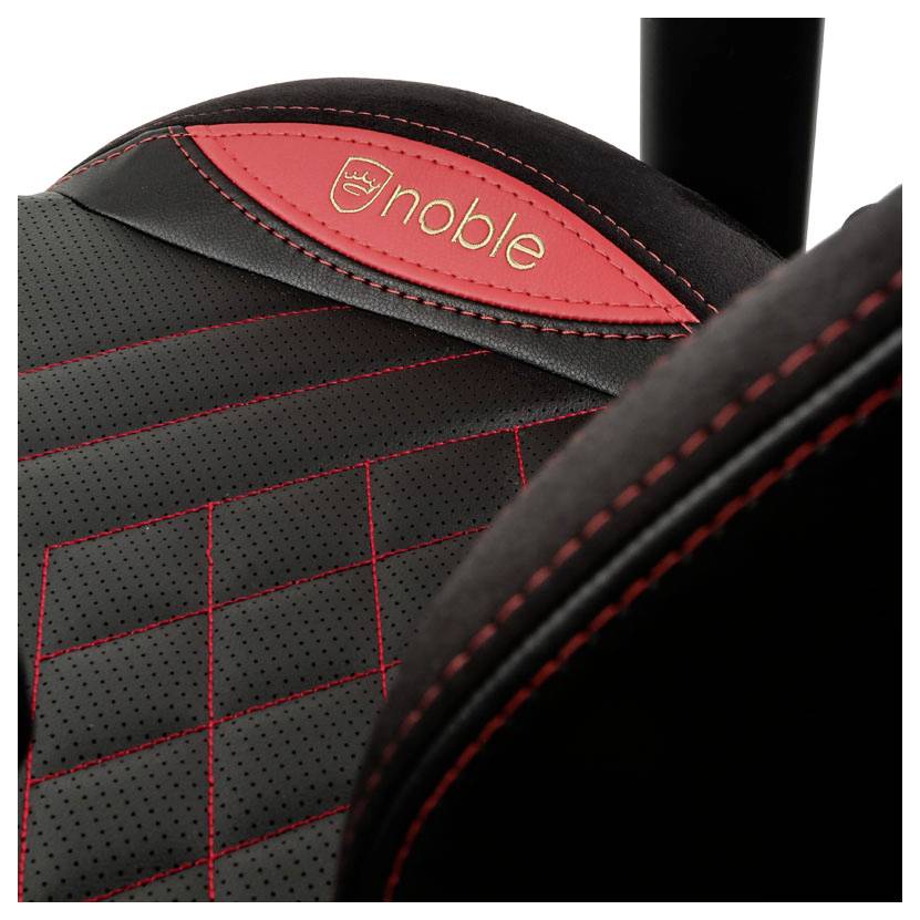 Zbliżenie czarno-czerwonego fotela gamingowego. Logo 'noble' jest wyraźnie widoczne na oparciu, wyhaftowane czerwoną nicią.
