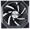 Czarny wentylator komputerowy o pięciu łopatkach, zamontowany centralnie w kwadratowej obudowie, przeznaczony do chłodzenia podzespołów elektronicznych.