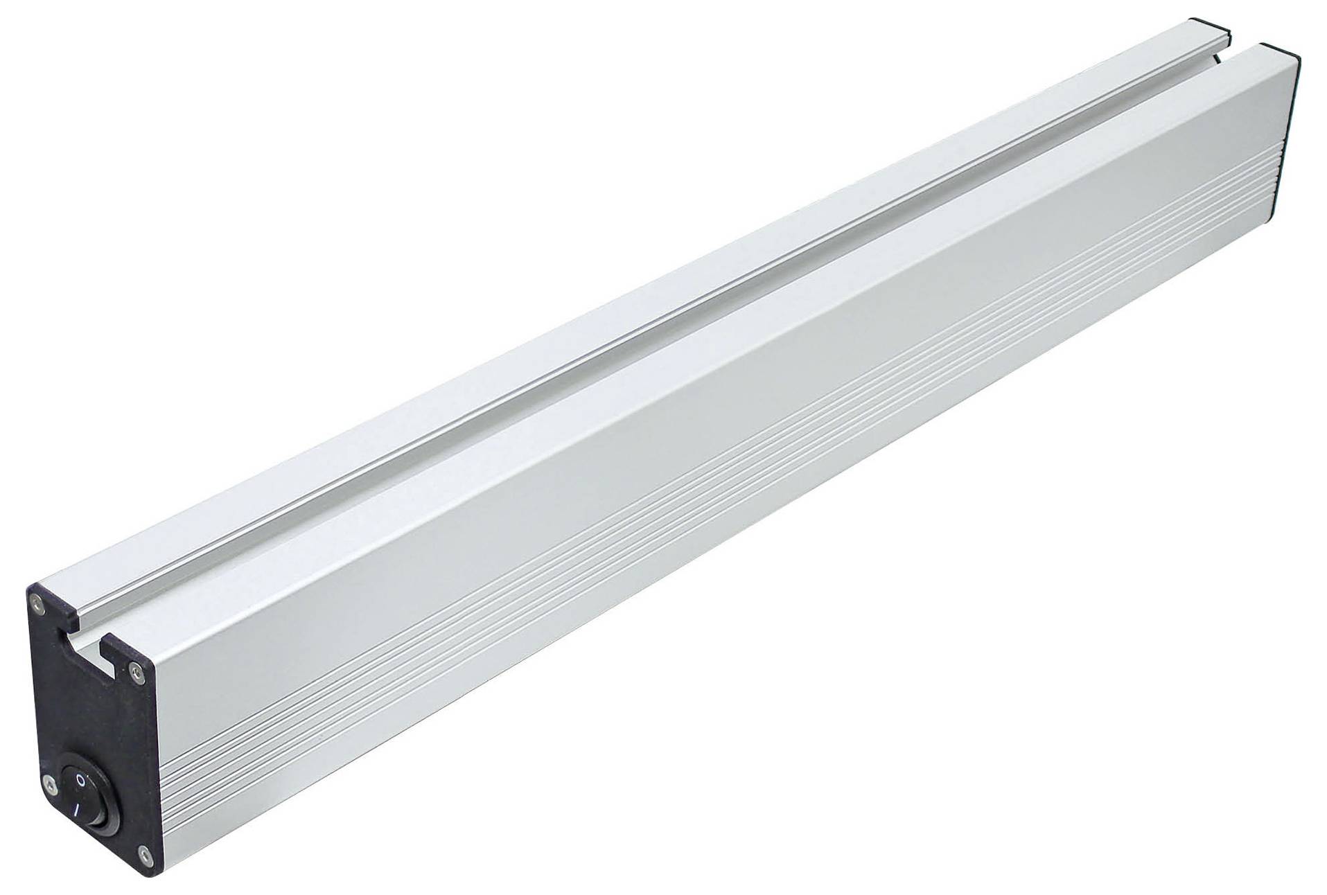 Prostokątny profil aluminiowy z czarną zaślepką i wąskim rowkiem na górnej powierzchni, prawdopodobnie element techniczny.