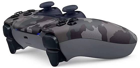 Szary kontroler do gier z wzorem maskującym na szarym tle. Po lewej stronie widoczne są podwójne analogi i przyciski sterujące.