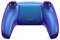Niebieski kontroler do gier wideo z zaokrąglonymi uchwytami i fioletowymi akcentami, widziany od tyłu.