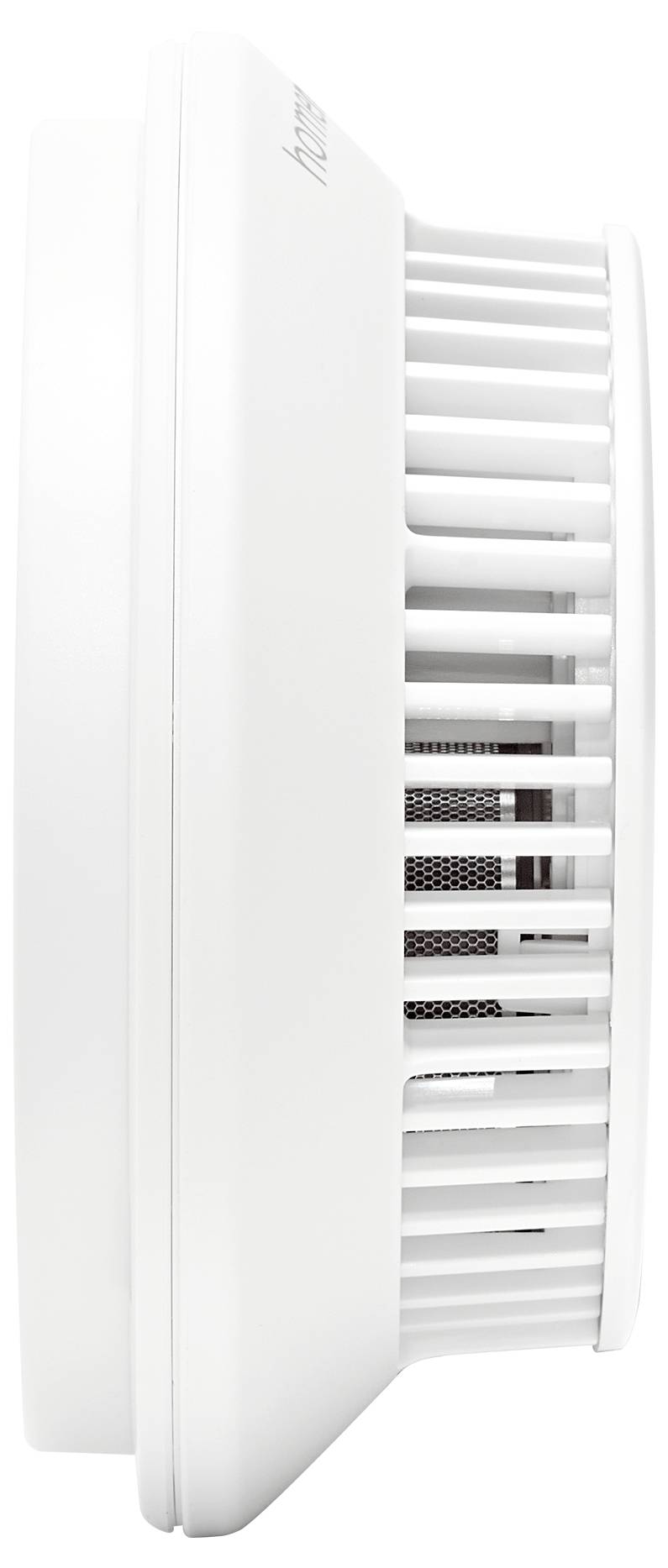 Biały czujnik dymu jest zamocowany z boku ściany, aby wykrywać dym i ogień oraz zapewniać bezpieczeństwo wewnątrz pomieszczeń.