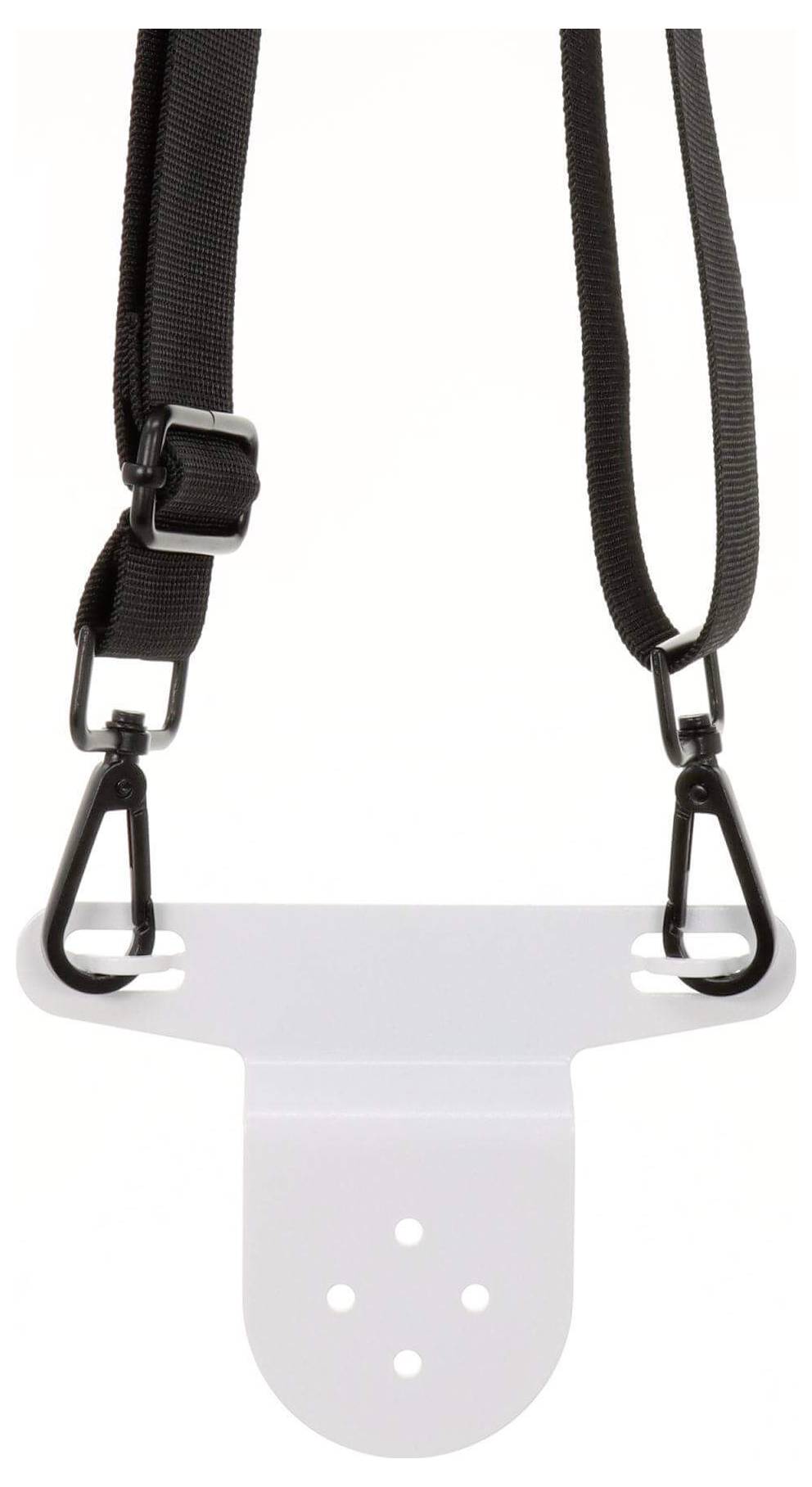 Pas nośny z czarnego nylonu z karabińczykami z tworzywa sztucznego i białą płytką mocującą, odpowiedni do transportu urządzeń.