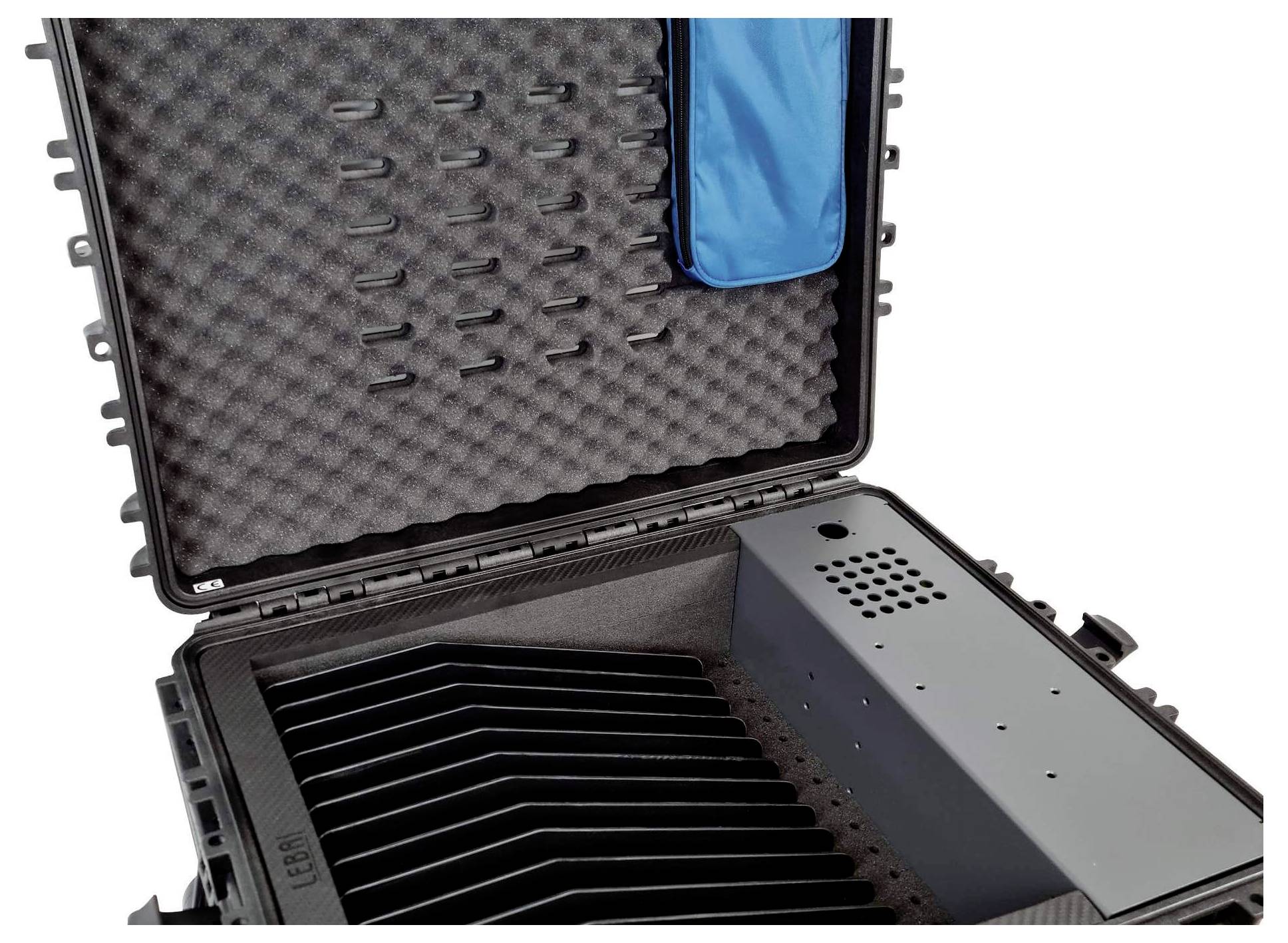 Otwarty czarny twardy kufer z wkładką piankową i niebieską torbą materiałową w pokrywie, zawierający 16 przegródek, widocznych z lewej górnej strony.