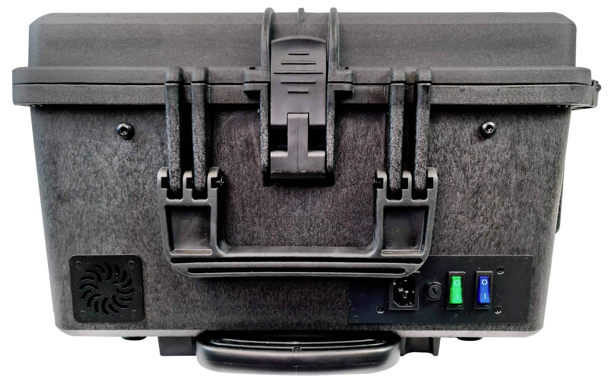 Czarny, wytrzymały kufer z uchwytami i zamkiem, wyposażony w złącza i kratkę wentylacyjną, odpowiedni do transportu lub ochrony.