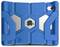 Tablet iPad w wytrzymałej niebieskiej obudowie ochronnej. Etui posiada strukturę heksagonalną z wycięciem na logo Apple.