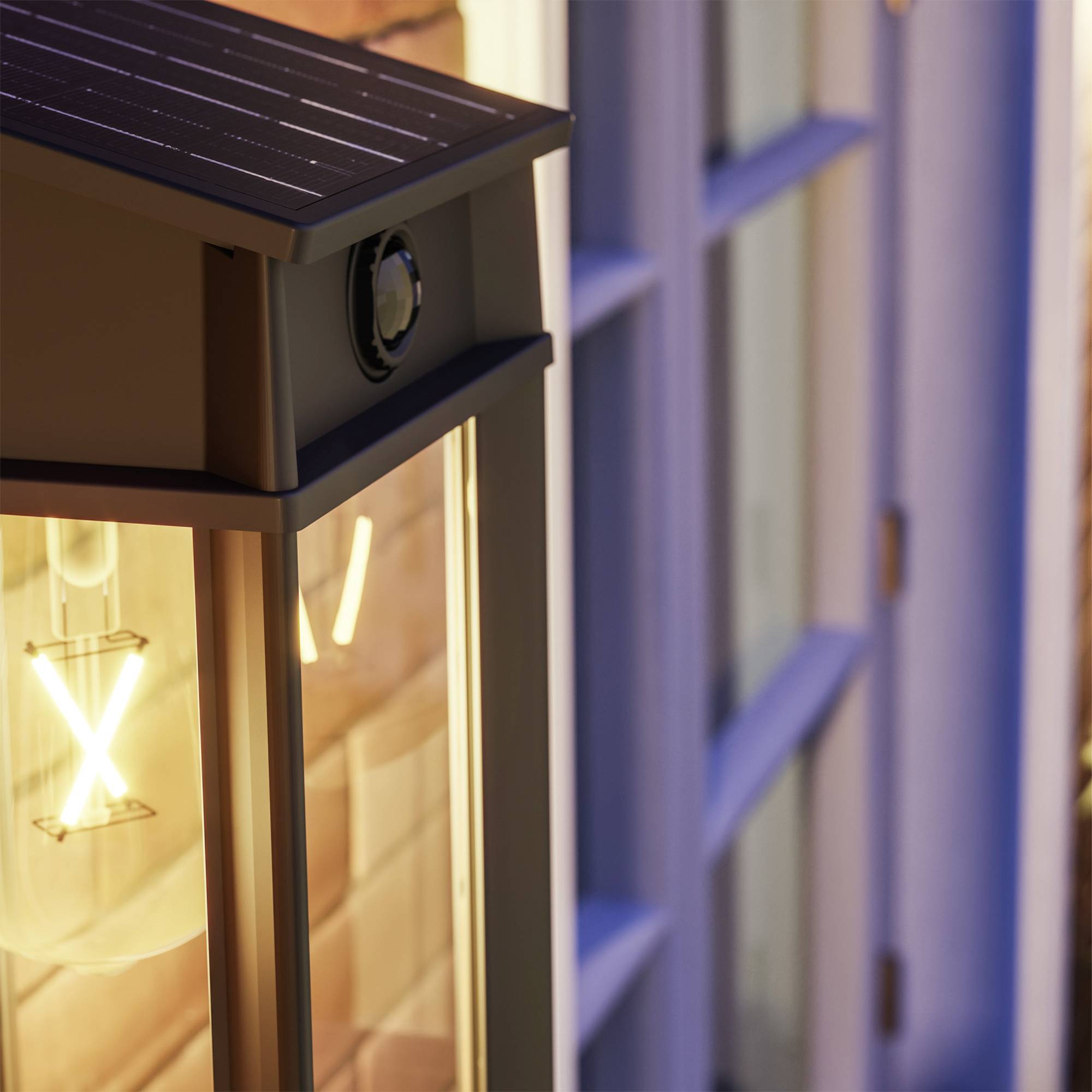 Oświetlenie zewnętrzne z żarówką przy framudze okiennej. Lampa posiada nowoczesny, geometryczny kształt z delikatnym akcentem retro.