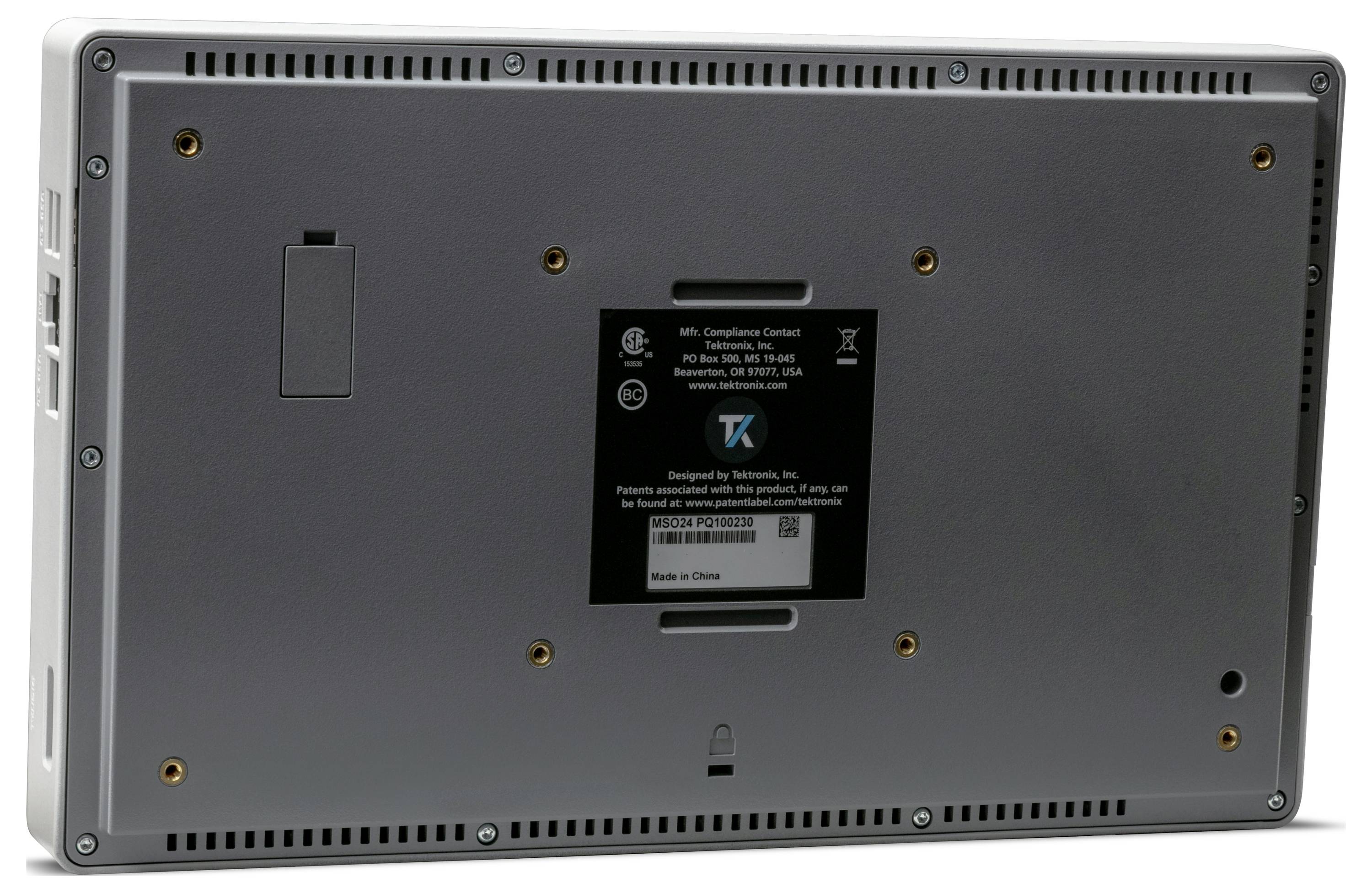 Tylna strona urządzenia elektronicznego z wieloma otworami wentylacyjnymi oraz naklejką pośrodku zawierającą informacje techniczne.