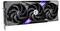 Karta graficzna z trzema wentylatorami i podświetlanymi elementami. Posiada czarną obudowę i jest przeznaczona do użycia w komputerach.