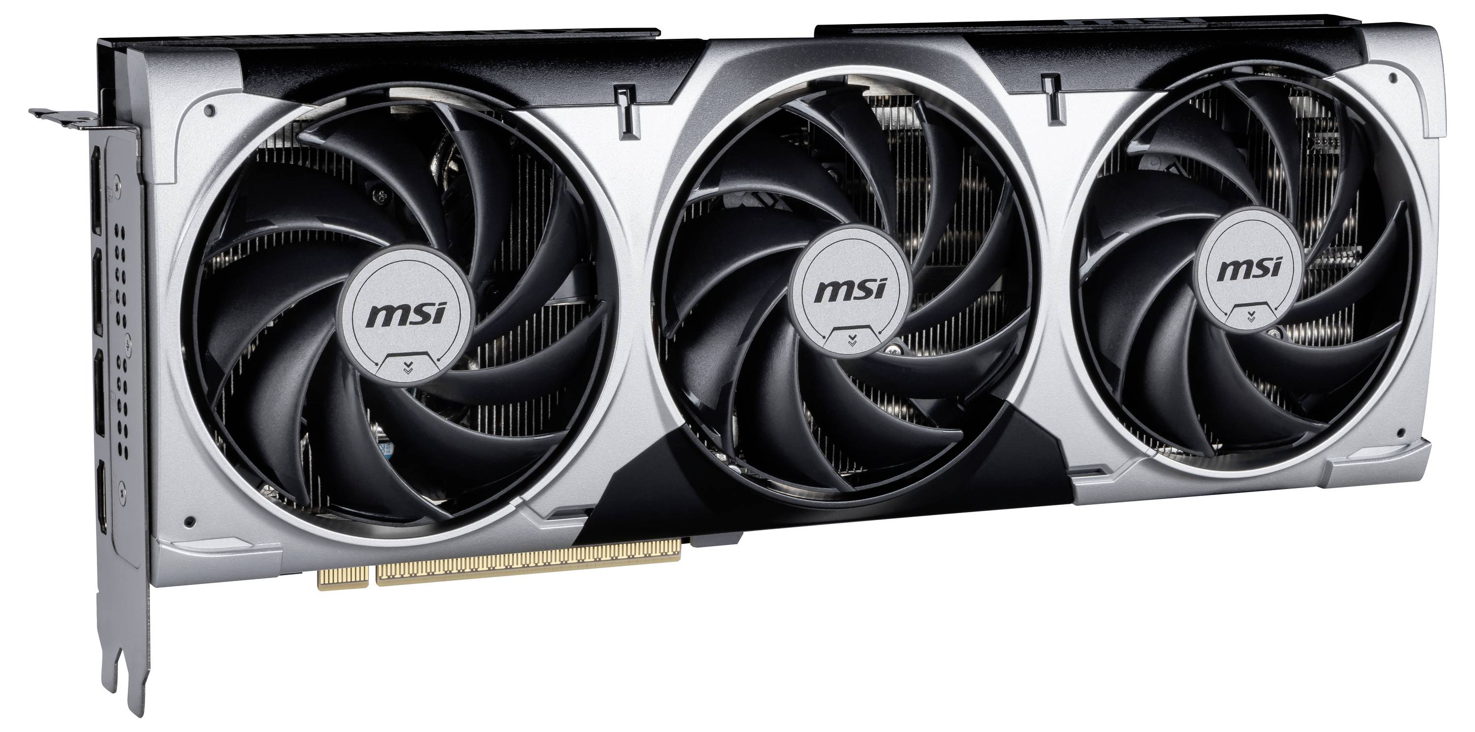 Trzykrotny wentylator karty graficznej w srebrnej obudowie, widok z boku, przeznaczony do skutecznego chłodzenia i wysokiej wydajności graficznej.