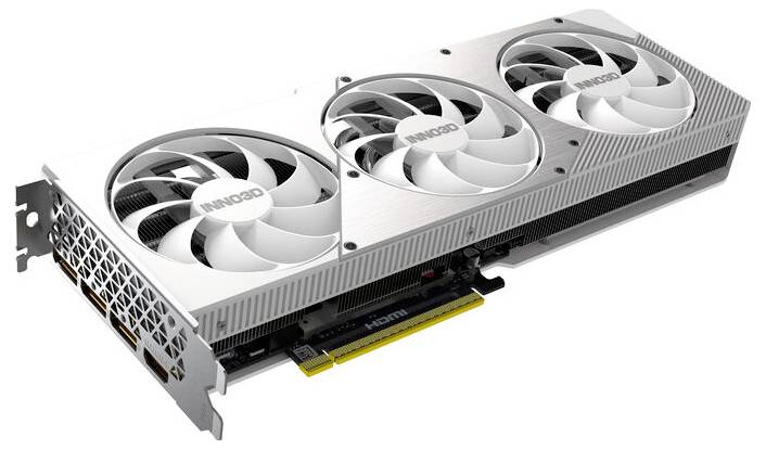 Karta graficzna z trzema wentylatorami, srebrną obudową i widocznymi złączami z boku, odpowiednia do wydajnych komputerów.