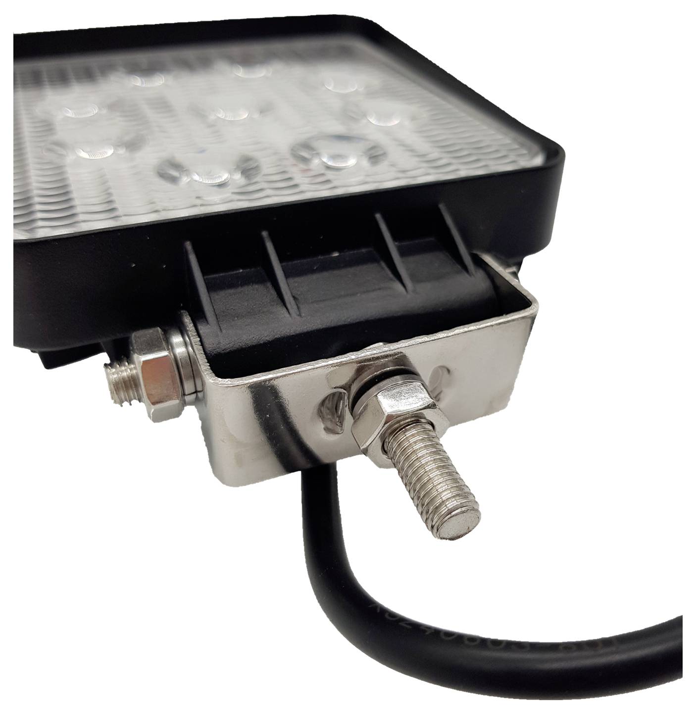 Prostokątna lampa robocza LED z wieloma soczewkami jest zamocowana na metalowym uchwycie za pomocą śruby i kabla.